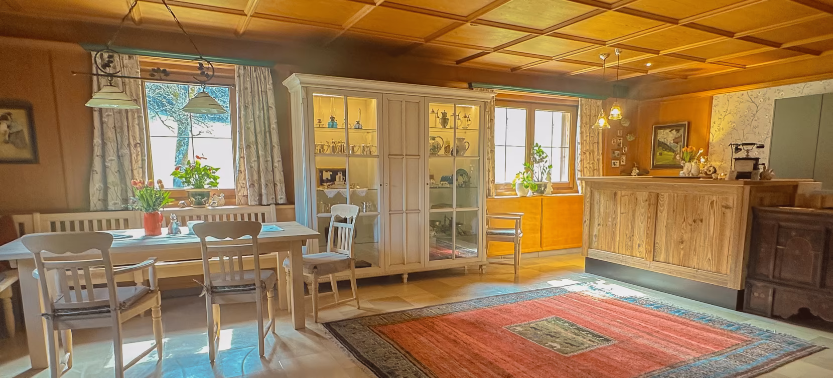 Foyer mit Rezeption, Sitzecke und Tisch